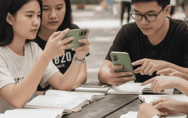 Vì sao iPhone 17 phù hợp cho học sinh, sinh viên? Lưu ý trước khi mua - ĐENSTORE - Iphone Quy Nhơn